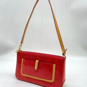 Auth Louis Vuitton Vernis Red Mallory Square Shoulder Bag